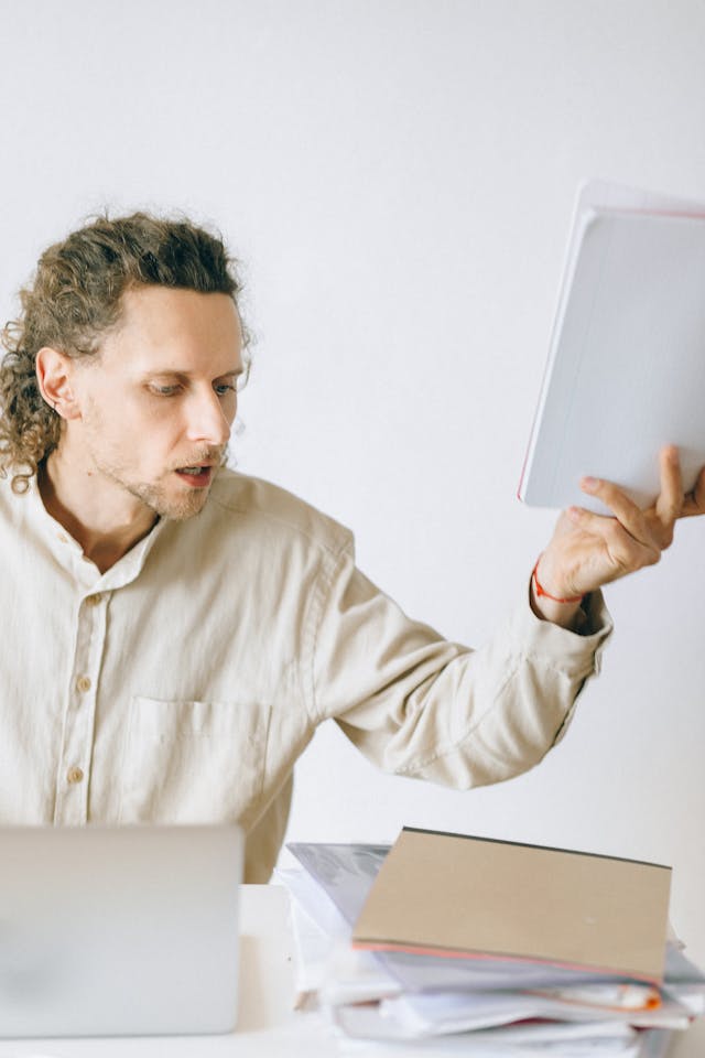 Personne en colère à cause de la surcharge de travail - Psychopraticien Paris 9
