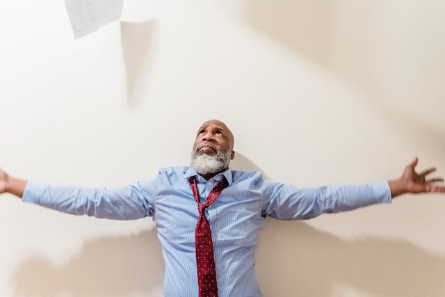 homme harassé par le travail - Psychopraticien Paris 9