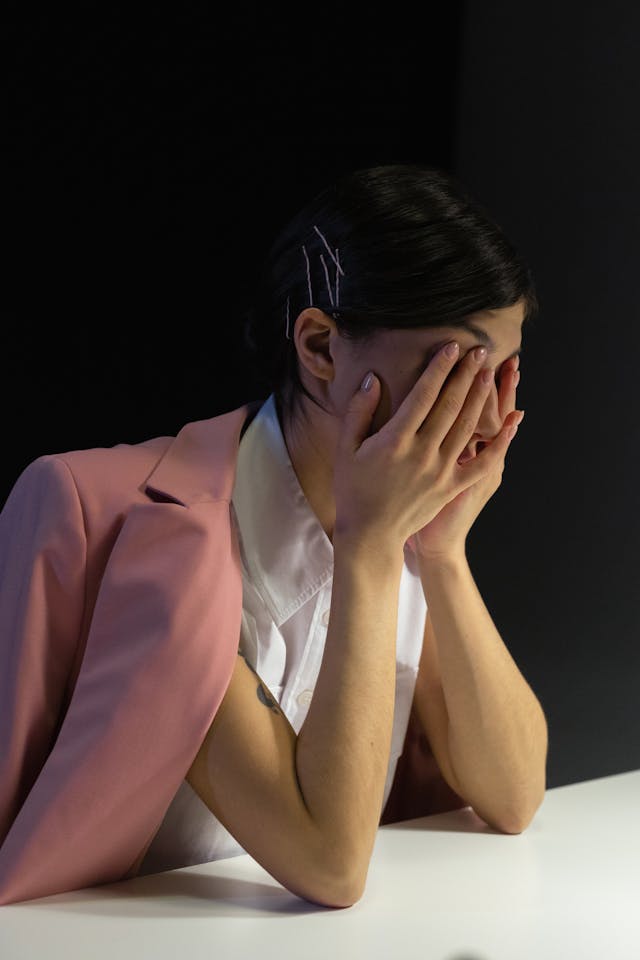 Femme harassé par le travail - Psychopraticien TCC et thérapie systémique Paris 9