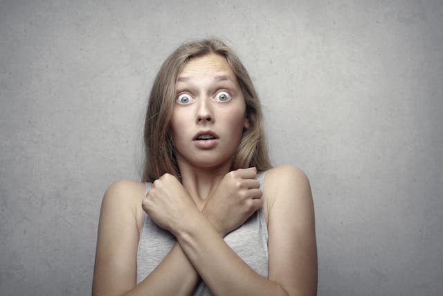 femme apeurée - phobie - tcc - psychopraticien Paris 9