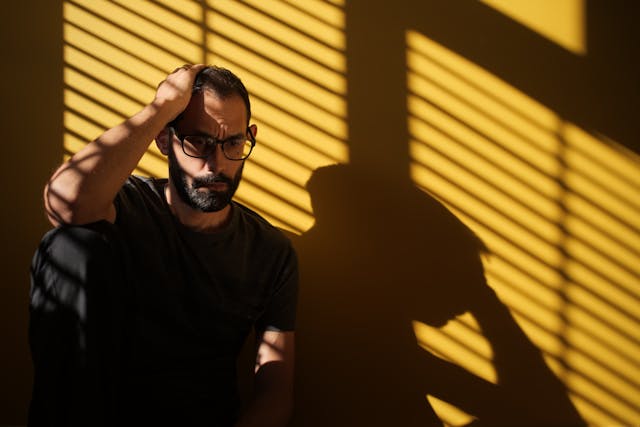 Homme la main sur la tête, désespérée, phobie - TCC - Psychopraticien paris 9