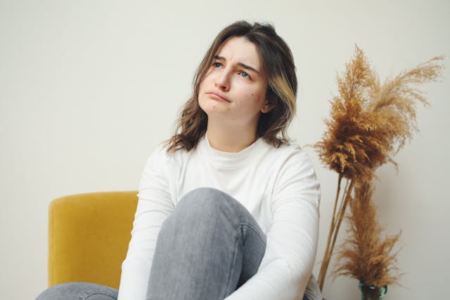 femme pensive en cabinet, phobie - TCC - Psychopraticien paris 9