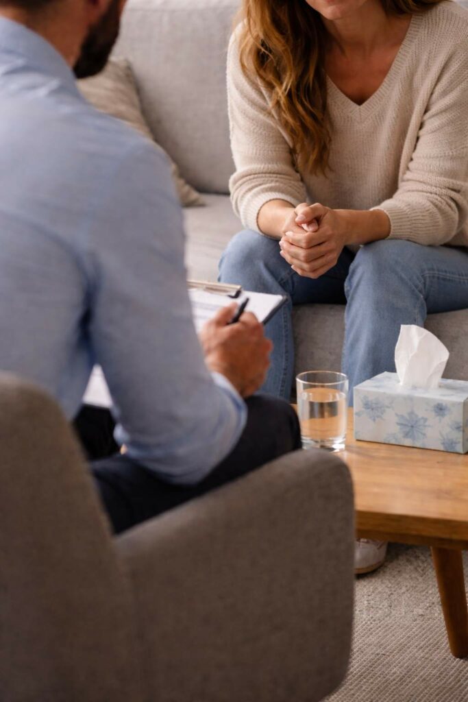 Femme assise devant son thérapeute - deuil - psychothérapie Paris 9