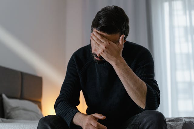homme la main sur le front - dépression - psychopraticien Paris 9