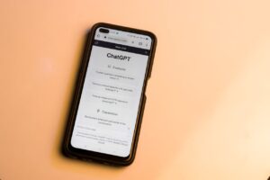 Smartphone avec l'application ChatGPT ouverte - IA et couple - psychothérapie Paris 9
