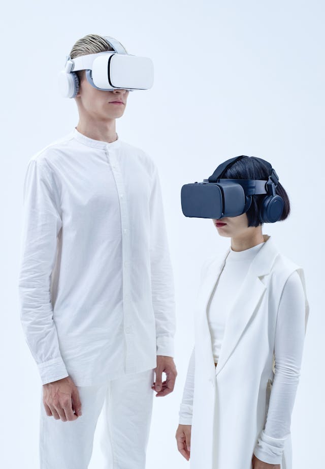 Un homme et une femme qui portent l'un et l'autre un casque de réalité virtuelle - IA et couple - psychothérapie Paris 9