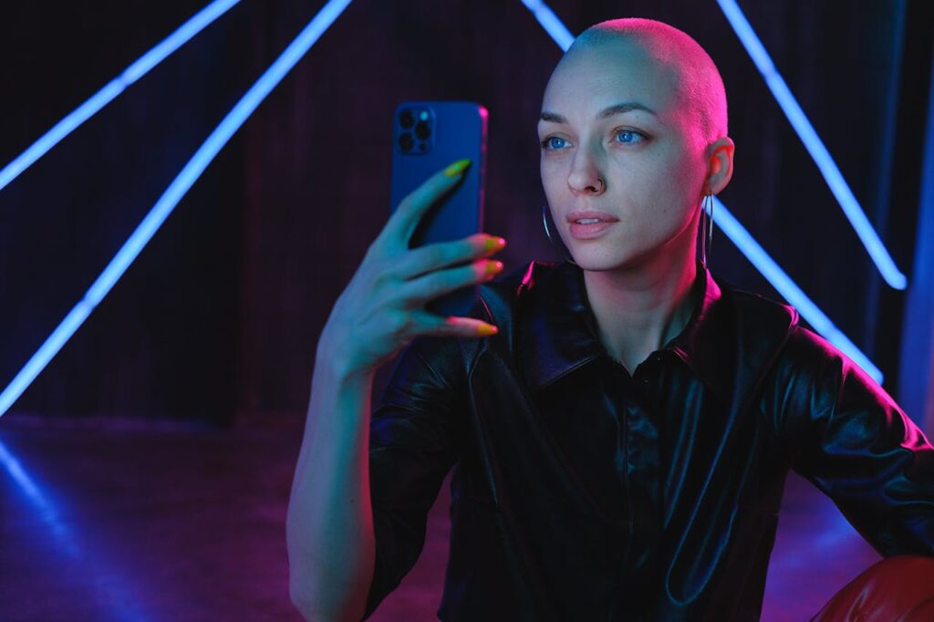 Femme tenant face à elle son smartphone, concentrée, sereine - Tomber amoureux d'une IA - Psychothérapie Paris 9