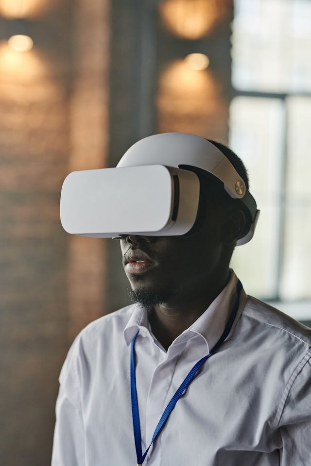 Homme qui porte un casque de réalité virtuelle ou de réalité augmentée - Tomber amoureux d'une IA - Psychothérapie Paris 9