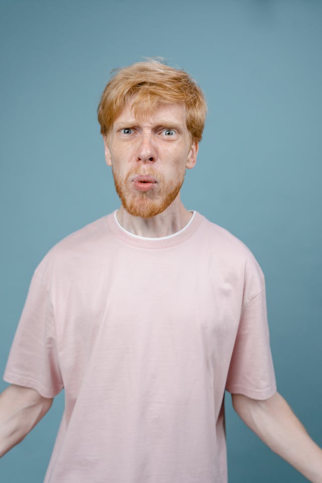 Homme qui fronce les sourcils, les bras écartés, qui semple perplexe devant ce qu'on lui dit - double lien - Psychothérapie Paris 9