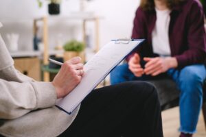 Thérapeute qui prend des notes, face à une patiente - multiplier les thérapeutes - psychothérapie Paris 9