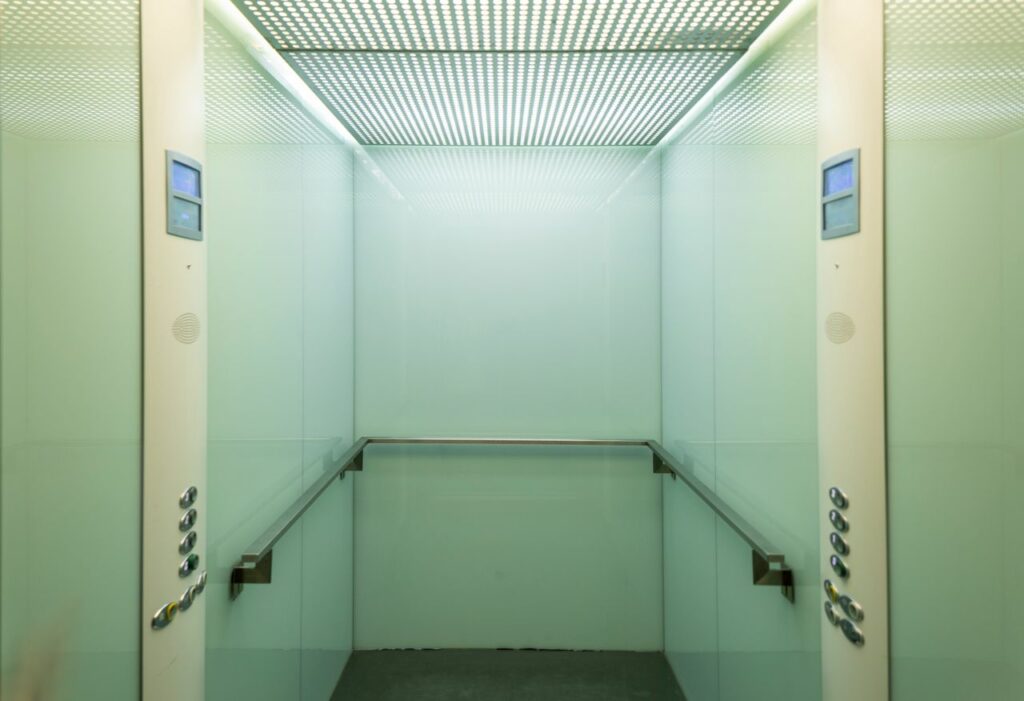 Ascenseur vert et jaune - claustrophobie - psychothérapie Paris