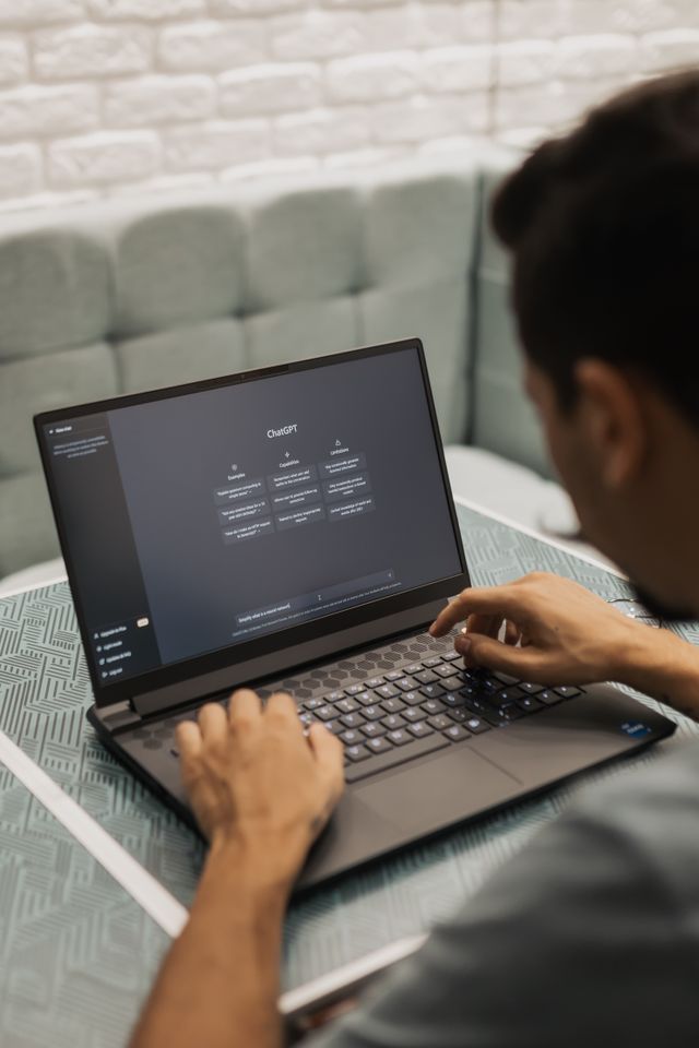 Homme qui tape sur le clavier de son ordinateur portable, il utilise chatGPT - IA thérapeutique - psychothérapie Paris