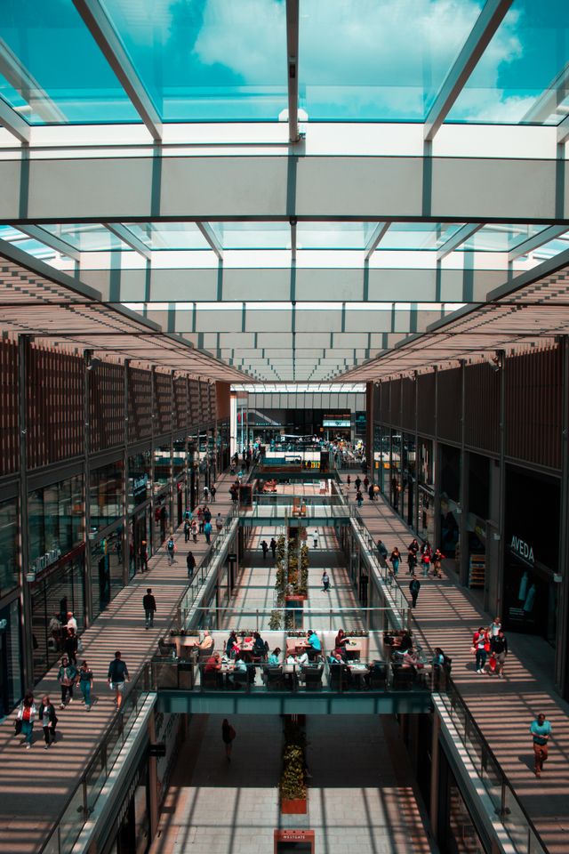 Centre commercial dans lequel les allées sont occupées par des clients - agoraphobie - psychothérapie Paris 9