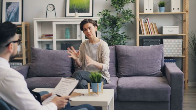Femme en train d'expliquer quelque chose à son thérapeute - agoraphobie - psychothérapie Paris 9