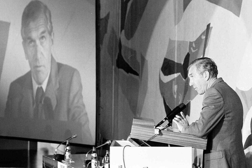 Paul Watzlawick qui prend la parole en conférence - Thérapie systémique - Psychothérapie à Paris 