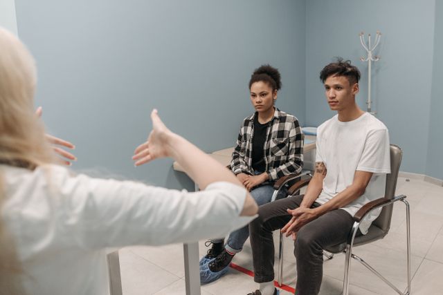 Deux frère et sœur devant une thérapeute qui s'exprime avec les mains - sur-responsabilité et sur-adaptabilité - Psychothérapie Paris