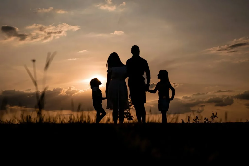 Ombre d'un couple avec ses deux enfants, au loin - Thérapie systémique - Psychothérapie Paris 9