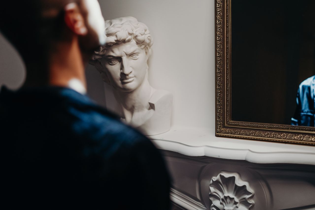 Il pense que tout lui est dû : ce n’est pas toujours du narcissisme