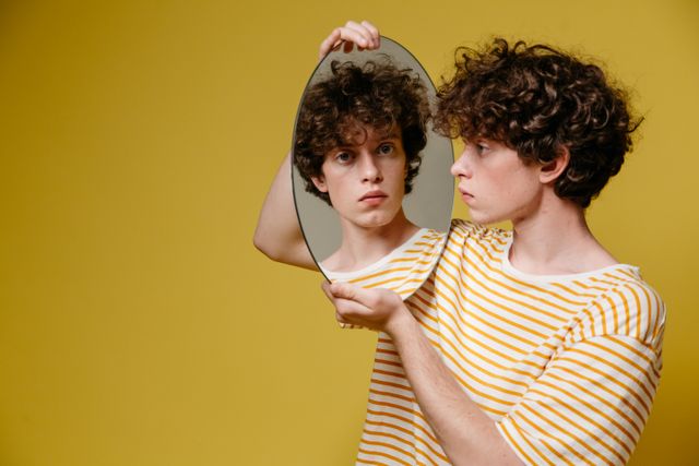 Un homme se regarde dans le miroir, les yeux écarquillés - narcissisme - Psychothérapie Paris 9