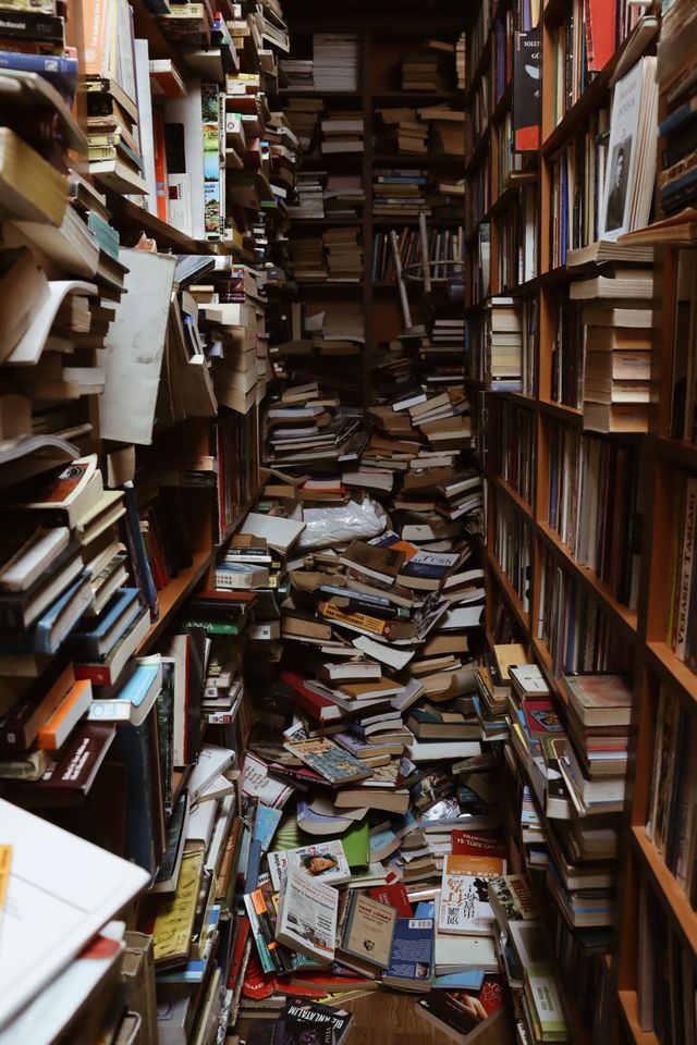 Livres et papiers accumulés dans une sorte de débarras - syllogomanie - psychothérapie Paris 9