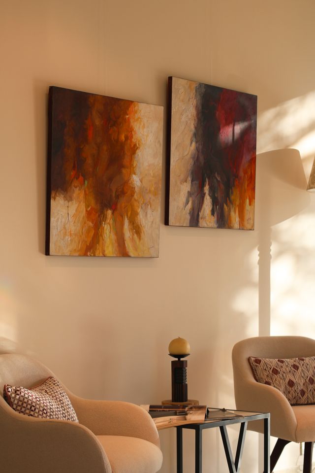 Deux fauteuils et une table avec au dessus deux tableaux - Toc de symétrie et d'ordre - Psychothérapie Paris 9 et Pantin