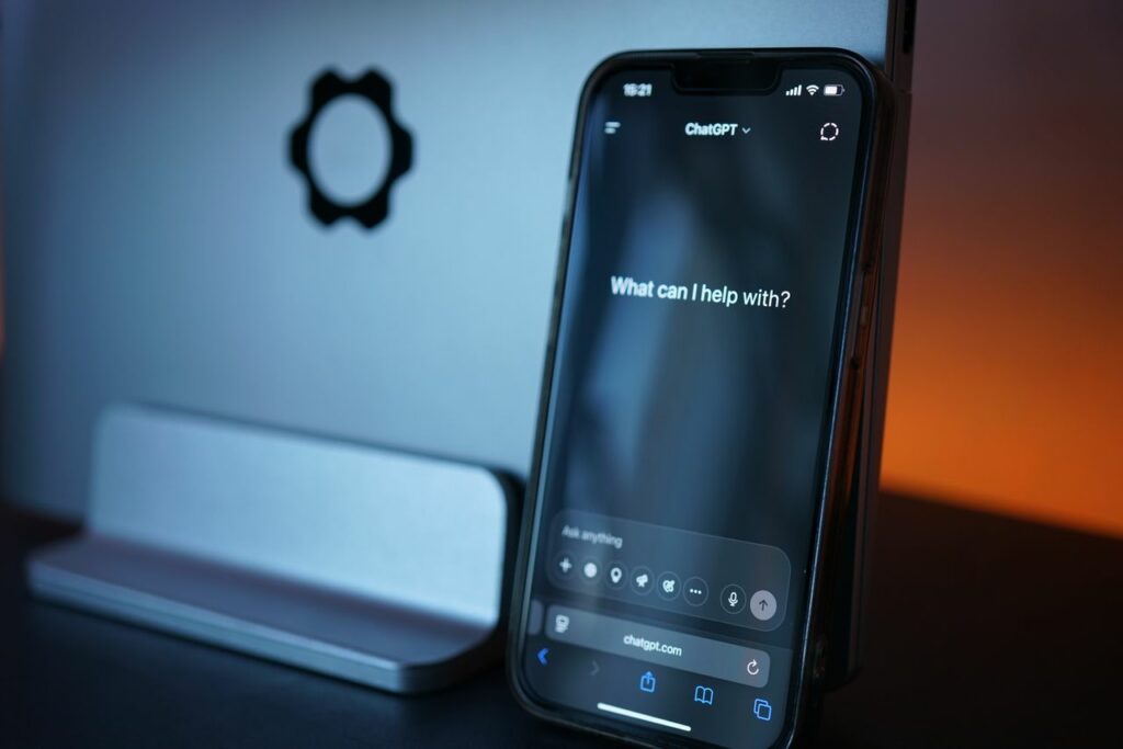 Application ChatGPT lancée sur un smartphone avec la question affichée "Comment puis-je vous aider ?" - IA et santé mentale - psychothérapie Paris 9
