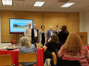 Albert Bandura, Sonny Fox et Bill Ryerson intervenant lors d'une conférence à l'Université Stanford en 2018 - Psychothérapie Paris 9 et Pantin