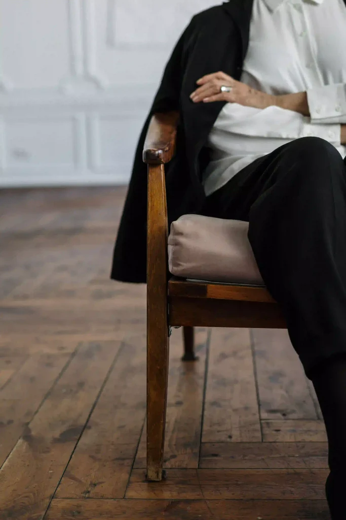 Thérapeute femme, les bras croisés et les jambes croisées - Marsha Linehan, TCD (thérapie comportementale dialectique) - Psychothérapie Paris 9 et Pantin